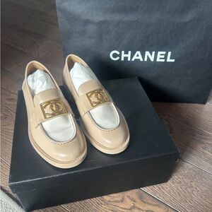 CHANEL 2023 Interlocking CC Loafer Nude-Beige Leather Loafers with GoldAccent
